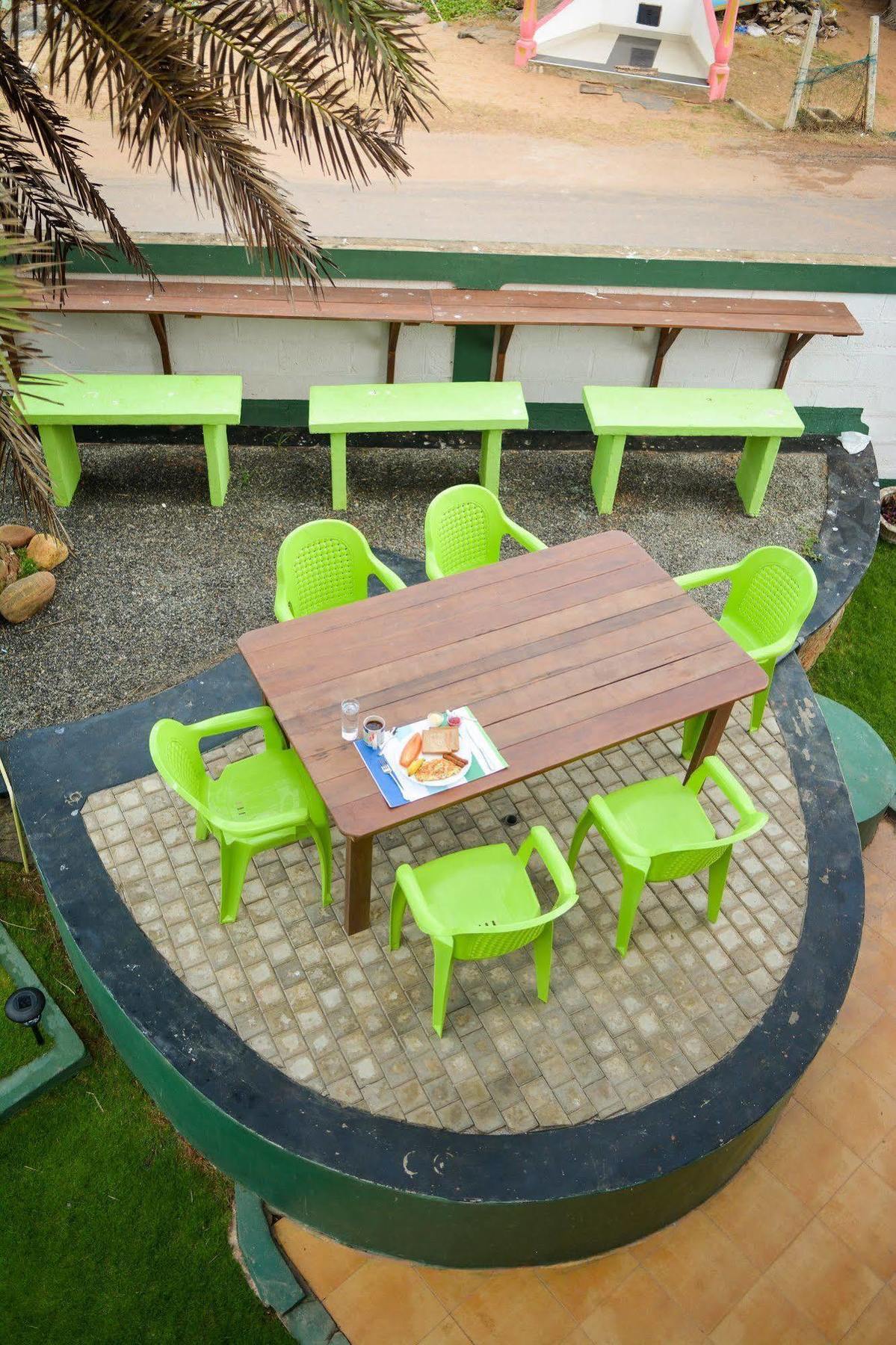 Explore Hostels Negombo Kochchikade Exterior foto